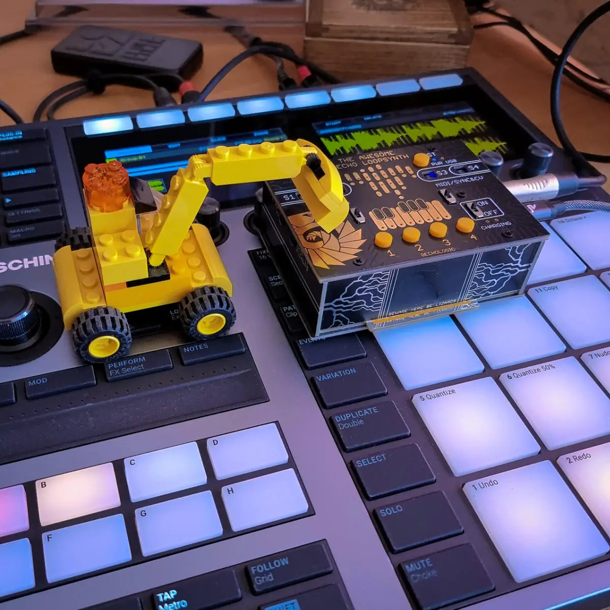LEGO-Bagger mit Loopsynth auf Maschine+